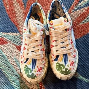 Farm Rio Copacabana platform sneakers size 7
Brand new!